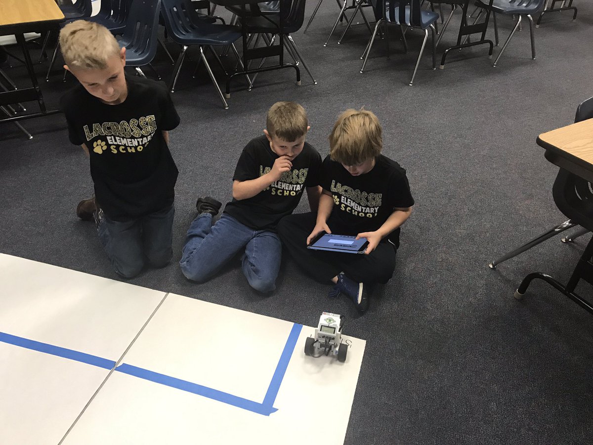 LaCrosseLeopard's tweet image. Manipulating how to program robots to do what humans want them to do! #learningwhilehavingfun