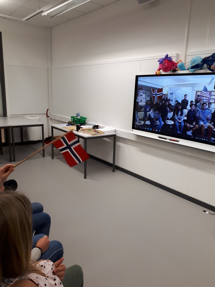 Skyping with our friends at <a href="/Iolani_School/">‘Iolani School</a> this evening. Some bad Wi-Fi, but great to see and talk together <a href="/amyyona/">Amy Yonashiro</a> <a href="/KarolineSpilde/">Karoline S Monsen</a> <a href="/Damsgard_Skole/">Damsgård skole</a> @bergensskolen <a href="/SMART_Tech/">SMART Technologies</a>