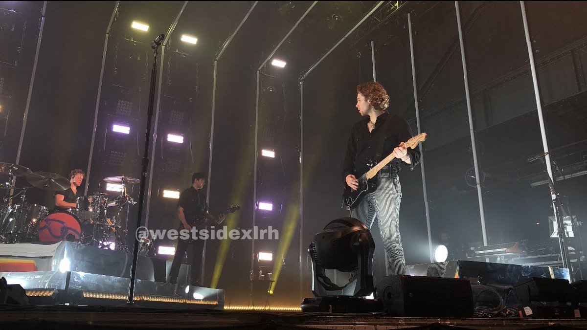 5SOS_Germany's tweet image. Ashton, Luke und Calum auf der Bühne letzte Nacht ✨
/ #MYTCologne 📸: @westsidexlrh (Nina)