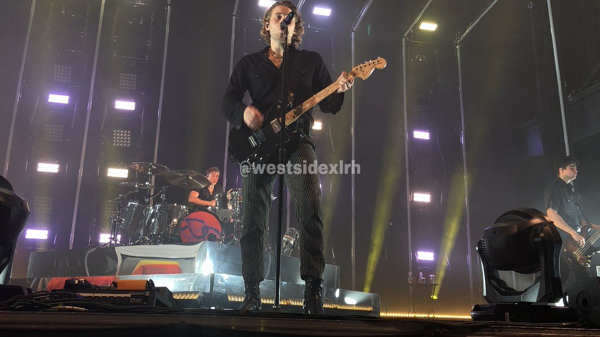 5SOS_Germany's tweet image. Ashton, Luke und Calum auf der Bühne letzte Nacht ✨
/ #MYTCologne 📸: @westsidexlrh (Nina)