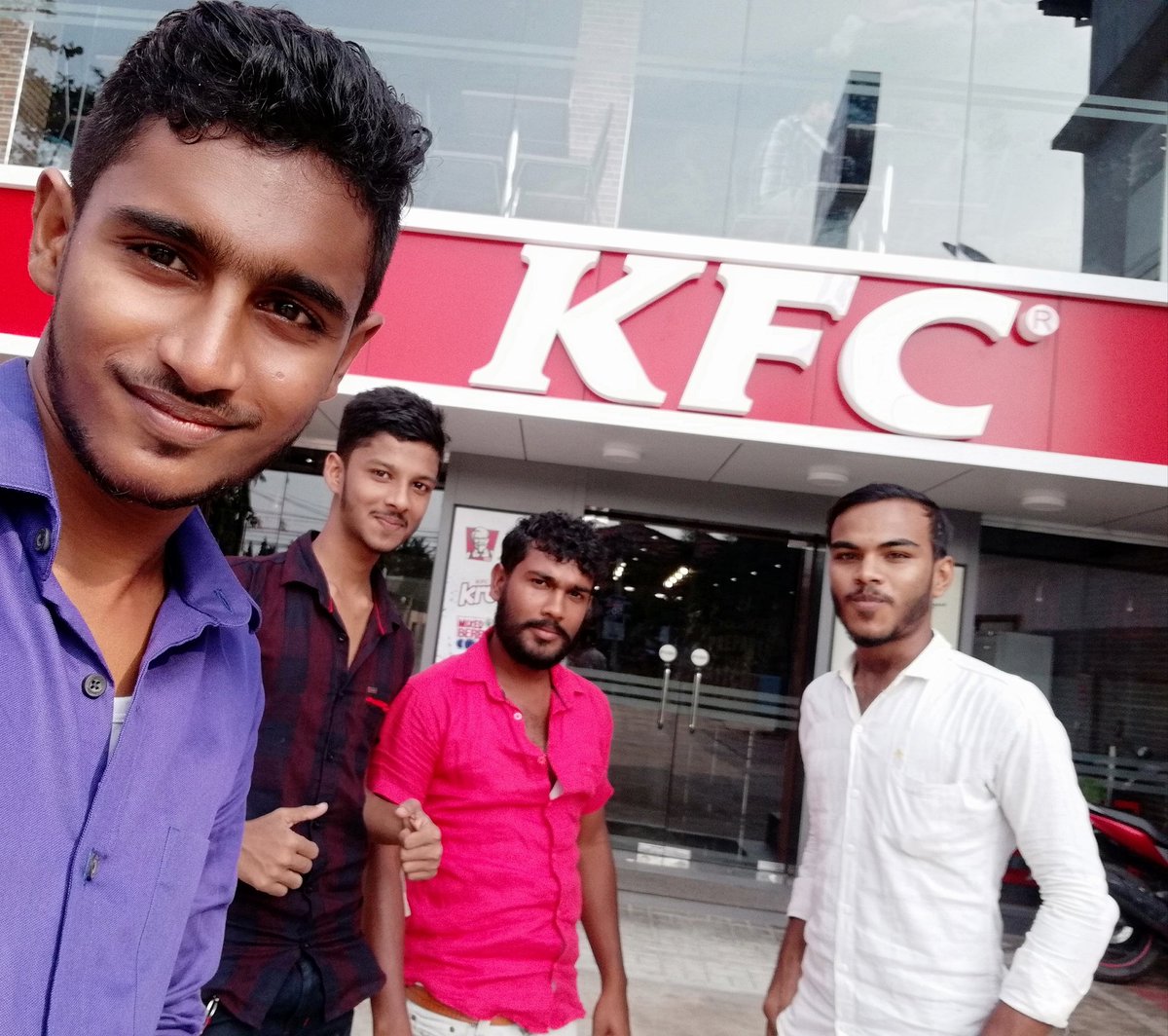 AyaAzRM's tweet image. Batticaloa KFC Fun with usuru bokkas samly, Mr. Malan, Mifran