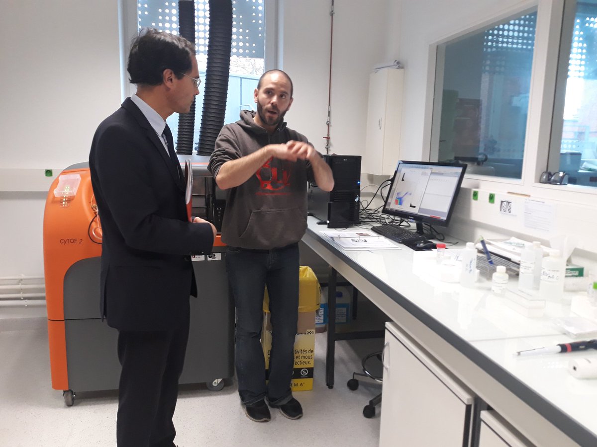 FR2030_ULille's tweet photo. Suite de la visite avec la plateforme d'#immunophenotypage #cytometrie de l'#EGID @SGPI_avenir @isiteULNE @univ_lille @CNRS_HdF @Inserm @CHU_Lille https://t.co/8cvLDJgJsi