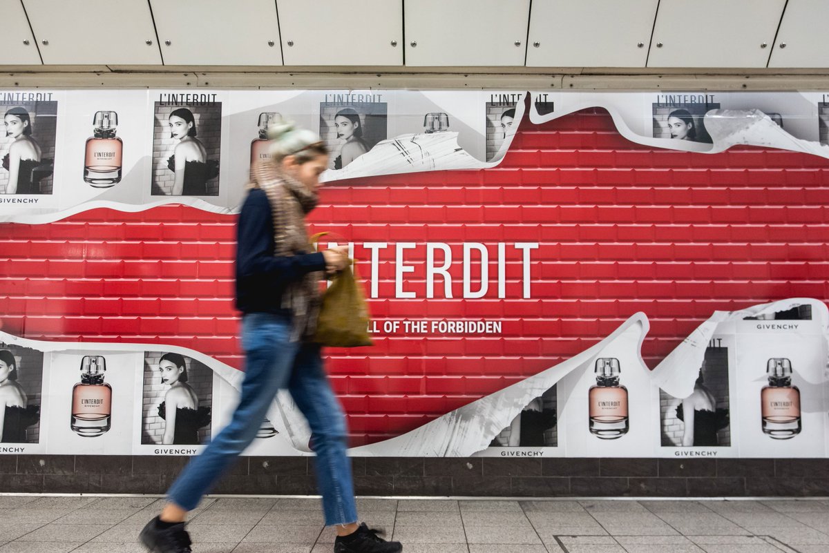 leaplondon_'s tweet photo. Unmissable OOH advertising for @givenchyfrance as we helped #GivenchyLInterdit take over @TfL Oxford Circus #London #tube station #fragrance #advertising #launchhttp://ow.ly/xuO530mBkkb https://t.co/dquNnMdnoZ