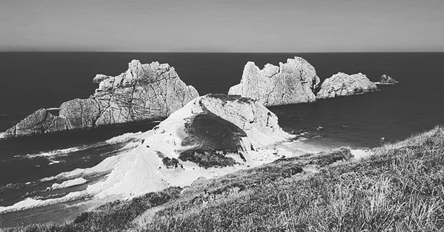 Reposting @mikeende:
Cantabria al borde del mar.

#bnw #blackandwhite #blancoynegrofoto #beach #summer #sea #descubriendoigers #primerolacomunidad #igers #igersspain #igerscantabria #wanderlust #frame #travel #picoftheday #wavey #cantábricamente #nature #costaquebrada #travel