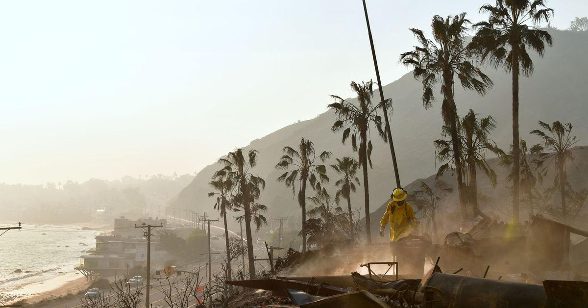 venessablair's tweet photo. Current updates on the #WoolseyFire &amp; important advice. Returning to or visiting sites where the fire has been extinguished poses a major risk as winds can ignite hot spots &amp; there are downed power lines. Some areas are cautioned to drink bottled water. https://t.co/QvjTQBYqYD https://t.co/QbZ7K4AbQW
