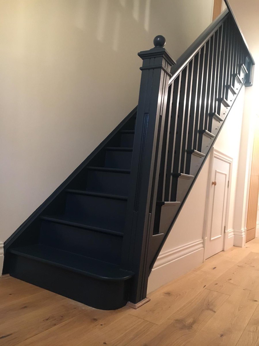 Just a little transformation Tuesday on a wooden staircase in Walton. What a difference a bit of colour can make! 👨🏼‍🎨🎨🏡 #painting #decorating #domestic #transformation #staircase #leicestershire