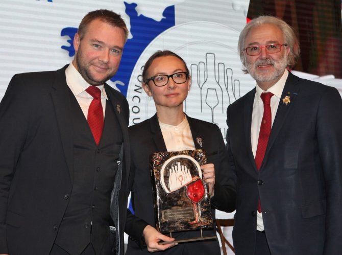 Le meilleur sommelier de #France  est une sommelière: Pascaline Lepeltier sacrée ! FÉLICITATIONS !terredevins.com/actualites/mei… via <a href="/TerredeVins/">Terre de Vins</a>