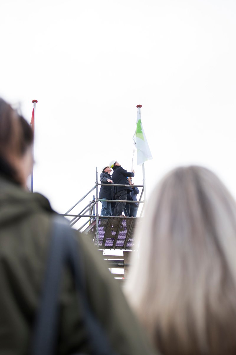 Onze nieuwbouw heeft haar hoogste punt bereikt! Afgelopen week stonden we hierbij stil samen met <a href="/Wintersbouw/">Winters b&o</a> , @TESgroep en <a href="/VanDelftGroep/">Van Delft Groep</a> . Geheel volgens traditie onder het genot van pannenbier en worstenbrood keken we toe hoe de vlag gehesen werd!