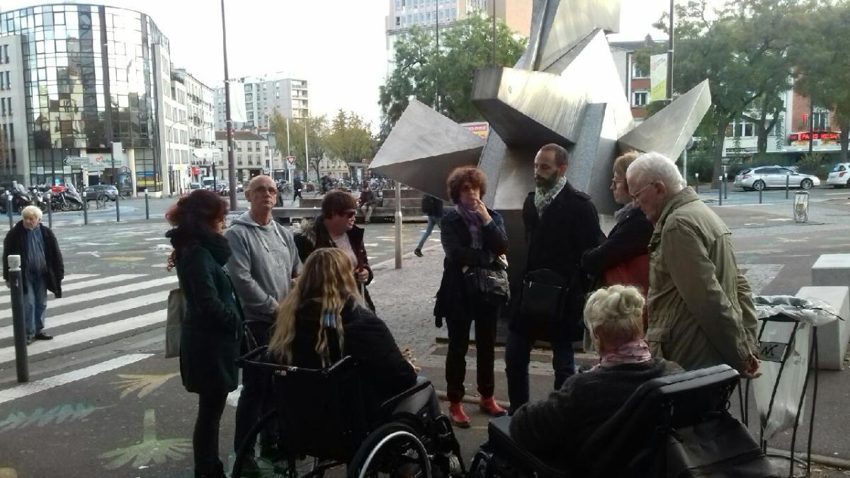 DCreachcadec's tweet photo. La place est à nous, un projet de transformation de l'espace public à la Croix de Chavaux pour rendre cet espace enfin accessible à toutes et tous. L'expertise citoyenne est précieuse et constructive ! Arpentage avec l'association Handicaps Ensemble pour enrichir notre projet. https://t.co/ONHp0Mru32