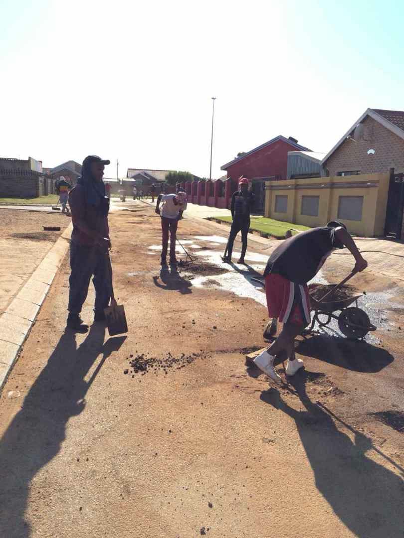 Mr Ntshumayelo tweet media