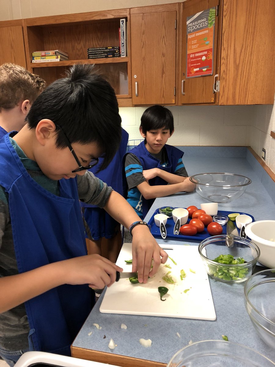MrsH_Hurricanes's tweet photo. Ss practicing their knife skills by making Pico de Gallo. https://t.co/rP4nzmrBAh
