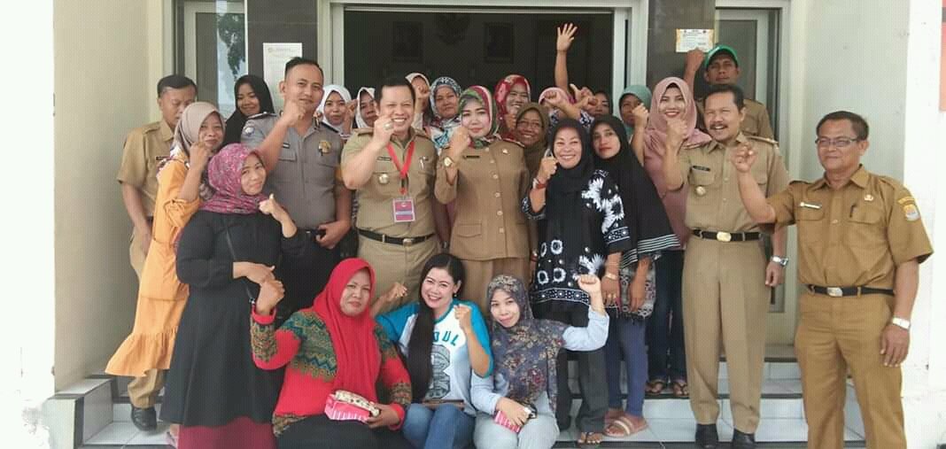 Pemdesgrogol's tweet photo. Sosialisasi informasi PMI berbasis online oleh Kepala dinas tenaga kerja dan Transmigrasi Kab. Cirebon
Senin (12-11) @Pemdesgrogol @KemnakerRI @hanifdhakiri
#Disnakertrans  #desmigratif https://t.co/m4pvLnlaMT