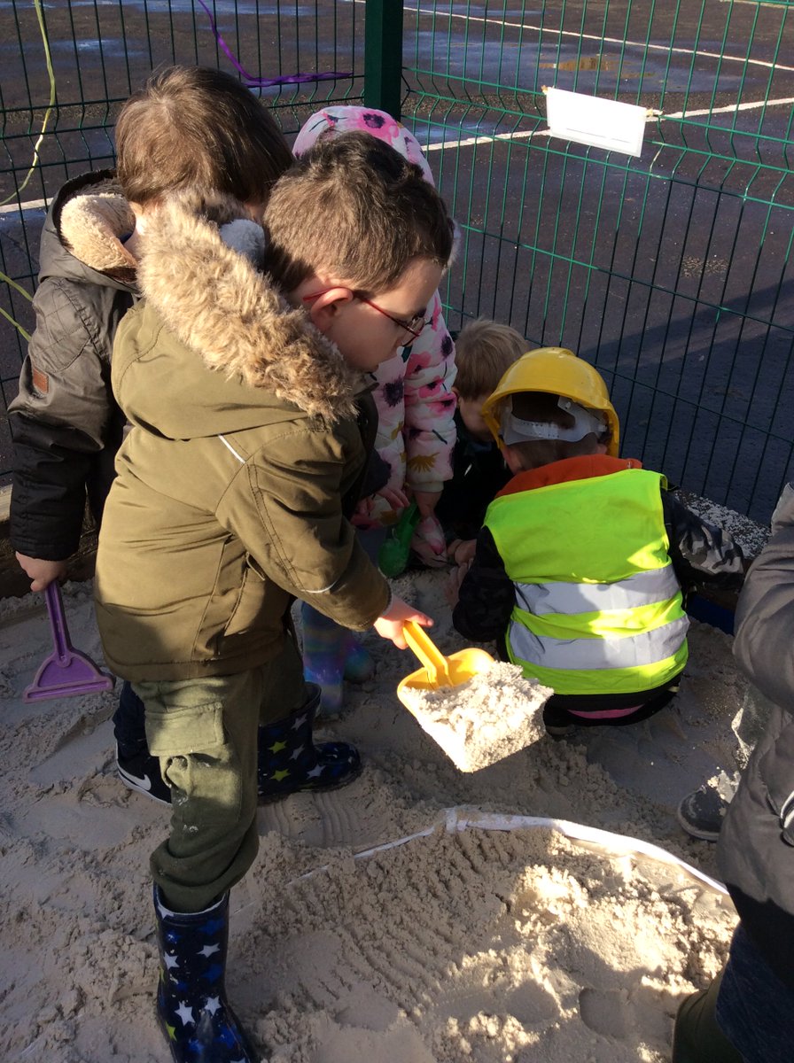 BowhouseBairns's tweet image. A big Thank you to @BuildbaseCarron for their kind donation of sand for our wee people. They helped us to set up our new sand area and had lots of fun playing and exploring in it.#communitylinks