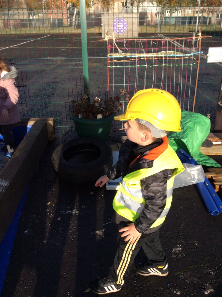 BowhouseBairns's tweet image. A big Thank you to @BuildbaseCarron for their kind donation of sand for our wee people. They helped us to set up our new sand area and had lots of fun playing and exploring in it.#communitylinks