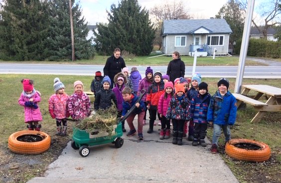 Nos petits écocitoyens en herbe en action! (EEC Du Rosaire, Saint-Pascal-Baylon) bit.ly/2zPgump