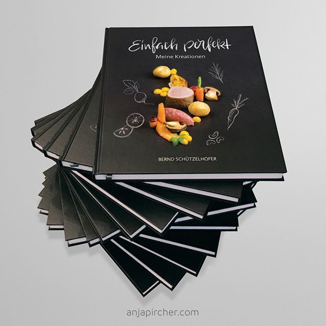 AnjaPircher's tweet photo. This is a great shot of the cookbook I designed recently 📖
-
Working with chef @pauls_by_schuetzelhofer ’s amazing recipes was difficult for me because I was constantly craving the delicious food on display! 🤤😉
-
✍ I did the layout, the hand letterin… https://t.co/UgDA5CwJEB https://t.co/YhYmn3J7lf