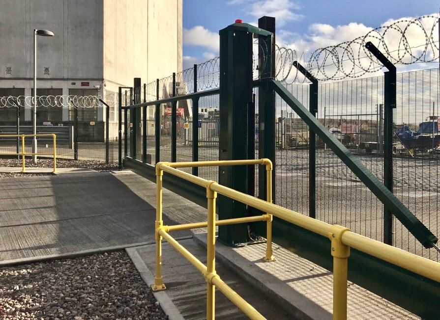 AESScotlandLtd's tweet image. AES (SCOTLAND) LTD recently installed, an industrial automatic cantilever sliding gate, topped with razor wire. Matching security fencing was installed around the perimeter of the site. #AutomaticCantileverGate #IndustrialGate #PrisonMesh #SecurityFencing #PerimeterSecurity