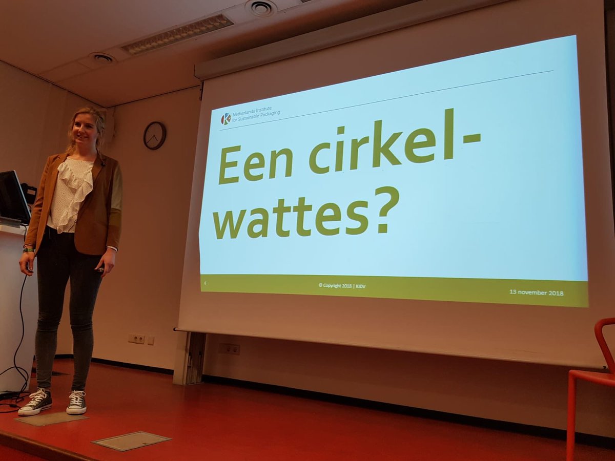 Verpakkingskundige <a href="/Nynke_KIDV/">Nynke Arntzen</a> geeft een presentatie aan Industrial Design Engineering studenten van de HvA over de circulaire economie. Daarbij vertelt ze hoe dat voor verpakkingen kan worden nagestreefd. #duurzaamverpakken
