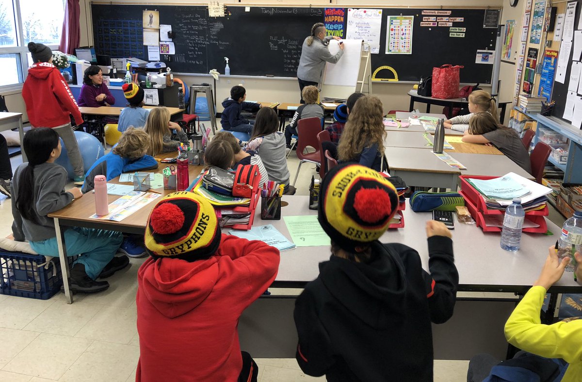 clclyne's tweet image. Students @ugdsb @KHPS23 great recall of yesterday’s teachings from @NBertinArt on uses of #Métis sash, importance of colours, and how to finger weave. Can’t wait to get into more complex patterns today! #FNMIed