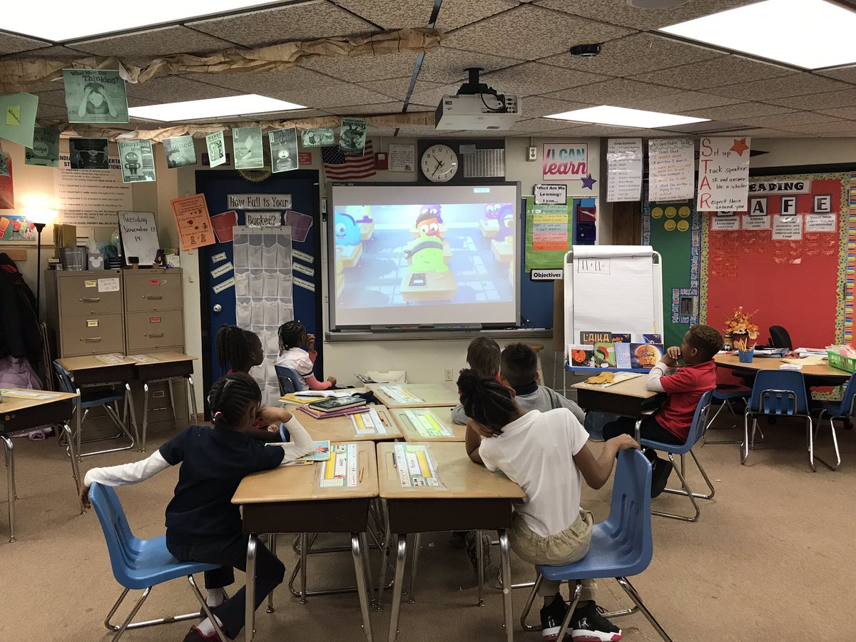 AmyMeirowsky's tweet photo. Watching Mojo in Class Dojo and journaling about developing a #GrowthMindset @ICEBULLDOGS #ICE58 #centerSD #center58 @CenterSD https://t.co/XRCOu6dXVF