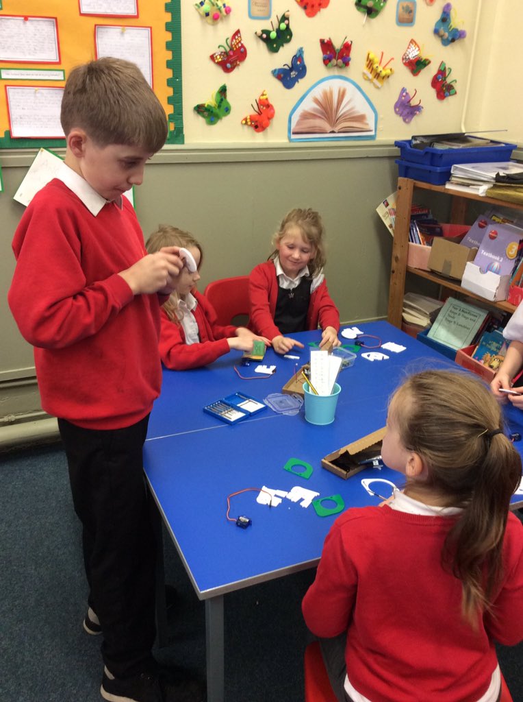 mlk_highspen's tweet image. Starting to build the wheels for our cars, with the help of our fab digital leaders! #amazingrobots @highspenprimary