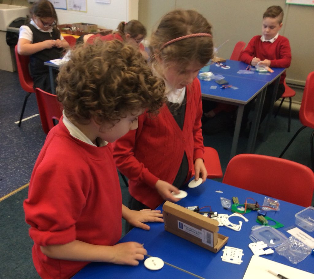 mlk_highspen's tweet image. Starting to build the wheels for our cars, with the help of our fab digital leaders! #amazingrobots @highspenprimary