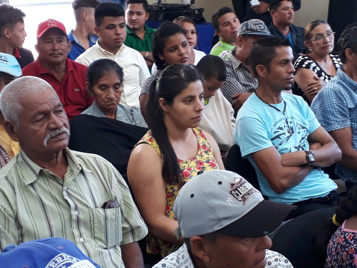 FAONicaragua's tweet photo. Productores y productoras de Nicaragua comparten experiencias de fitomejoramiento participativo en 4 variedades de maíz y frijol, la innovación local permite adaptarlas y garantizar la seguridad alimentaria  @intanicaragua @FAONicaragua @MesoaHungerZero @AMEXCID https://t.co/A2TpwoU8gI