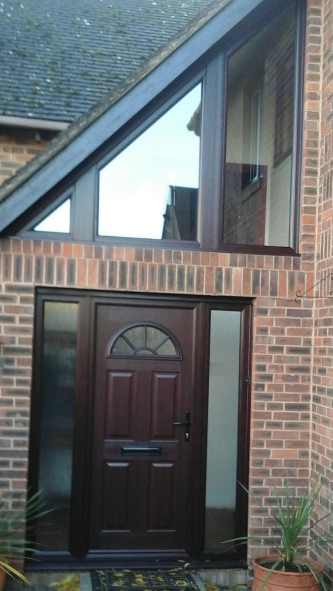 Fusion_Windows's tweet image. A solidor front door with shaped glass panels above#solidor