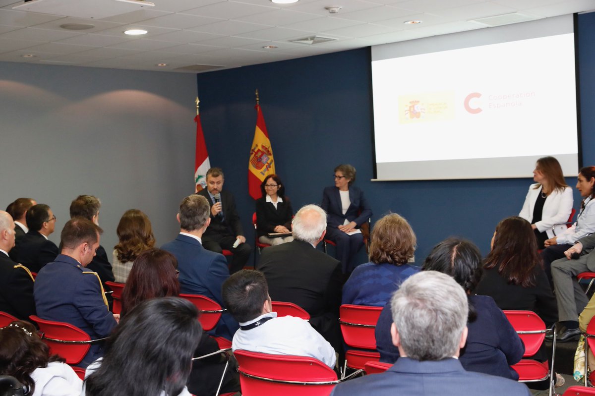 Los Reyes asisten a la presentación del programa FUNDADES para la integración de jóvenes con escasos recursos o afectados por discapacidad motora, en la Oficina Técnica de Cooperación de la Embajada de España en Perú. casareal.es/ES/Actividades…