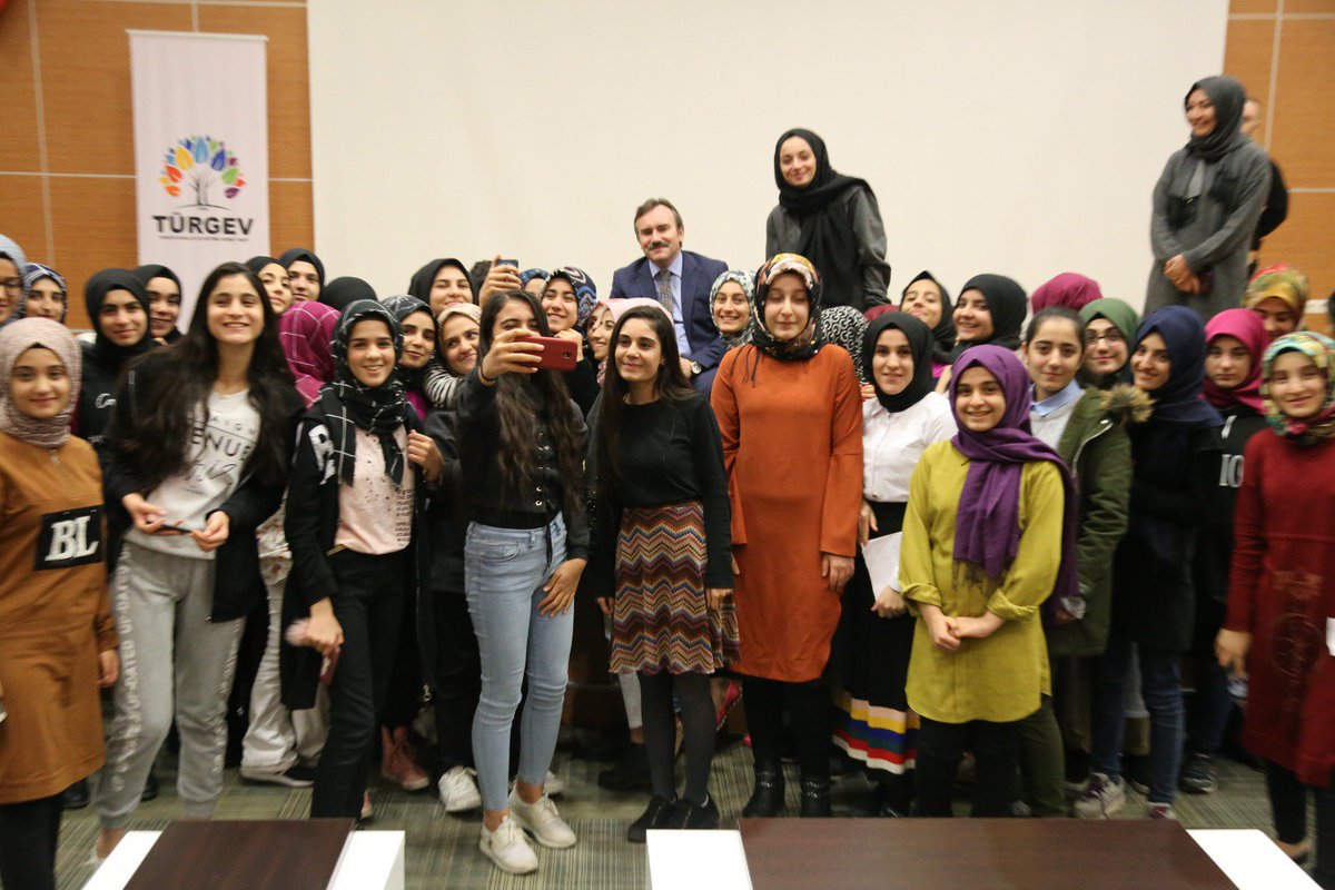 Gençlik buluşmaları kapsamında gençlerimizle bir araya gelmeye devam ediyoruz.

Belediye Başkanı V. Sayın <a href="/ceyhundtaskin/">Ceyhun Dilşad Taşkın</a>, gençlik buluşmaları kapsamında TURGEV kiz yurdunda düzenlenen söyleşide öğrenciler ile bir araya geldi.