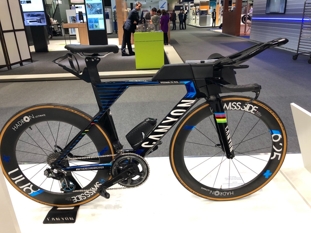 ktechnik's tweet photo. Der erste Tag der @formnext_expo ist geschafft - unser Goldstück von @PatrickLange1 und @canyon_bikes hat‘s auch überstanden. Eine Runde drehen will aber unser ganzes Team gerne mal 😁
#betherecordbreaker #patricklange #ironman #ironmanqualitaeten #canyon #ktechnik #3ddruck https://t.co/fxPg2n6j8D