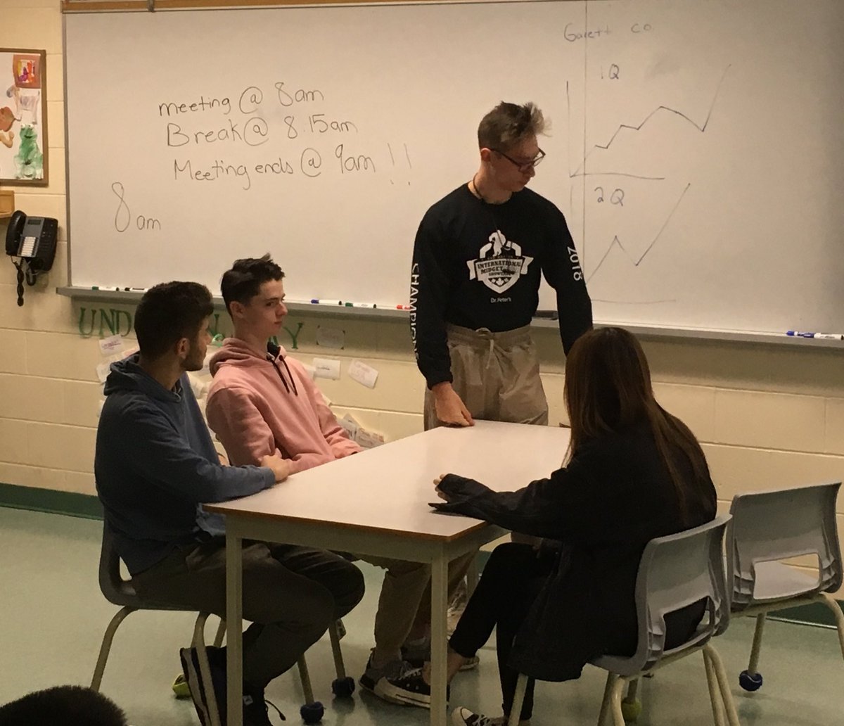 TristanNuyens's tweet image. The Gr 12 International Business class was doing a bit of acting 🎥🎬 today - showing what can go wrong in a business meeting when cultures are so different!! 👘🏢💶🎎 #TimePerception #SpatialPerception #Etiquette #ThinkSMT #ocsbDL #hilarious @MotherTeresaHS
