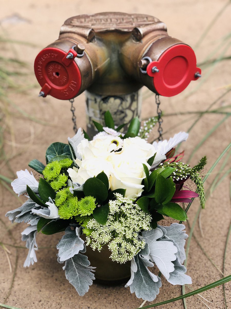 AChisomFloral's tweet photo. It may be November but it’s quite #chilly here in #dallas What better way to enjoy the day than eyeing this #icywhite arrangement #anthonychisom #anthonychisom #flowers #dallasfloraldesigner #beautifulflowerseveryday https://t.co/DQwjuRd0sT