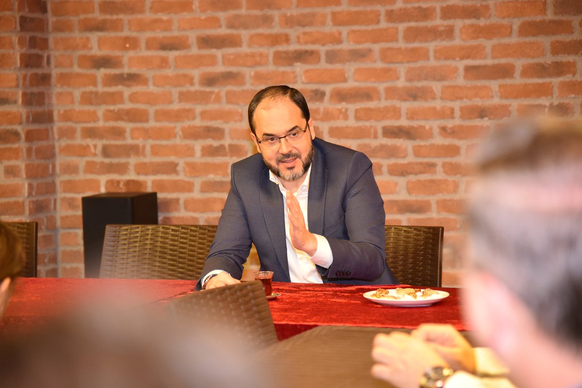 basiskelebel's tweet photo. Başkanımız @huseyinayaz041,"Hoş Geldin Komşum"Projesi kapsamında komşularıyla bir araya gelmeyi sürdürüyor. #Damlar Mah. Naturalis villarında komşularına misafir oldu, onların istek ve önerilerini dinledi, yapılacak olan projeleri anlattı.

#HoşGeldinKomşum 
#GeleceğiKuruyoruz https://t.co/2yQiRDAfaN
