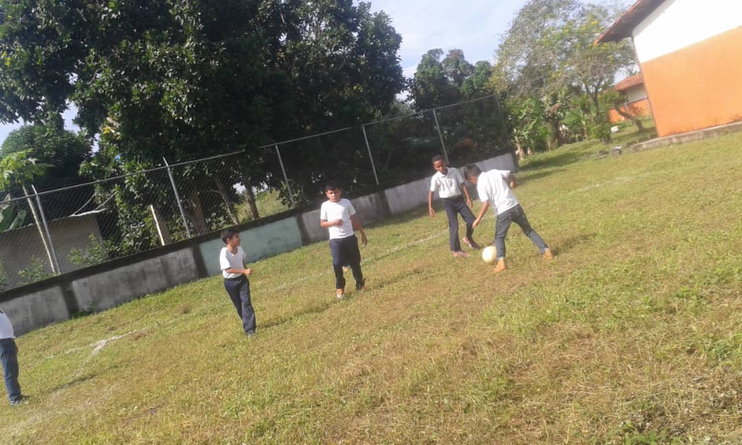 circuito1_11's tweet photo. #13Nov Juegos intercursos en la Escuela Estadal Bolivariana La Tubería @CEFIDERM1AAT @meaat01 @EvelinRosendo1 https://t.co/LseRpl27Ao
