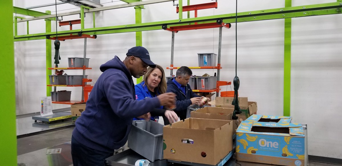 IAH Safety Advocates Giving Back To The Community At The Houston Food Bank.  United Safety Is Thinking About Others And Doing Something About It. Had A Great Time Giving!! <a href="/rodney20148/">Rodney</a> @UnitedSheryl <a href="/JMRoitman/">Jon Roitman</a>