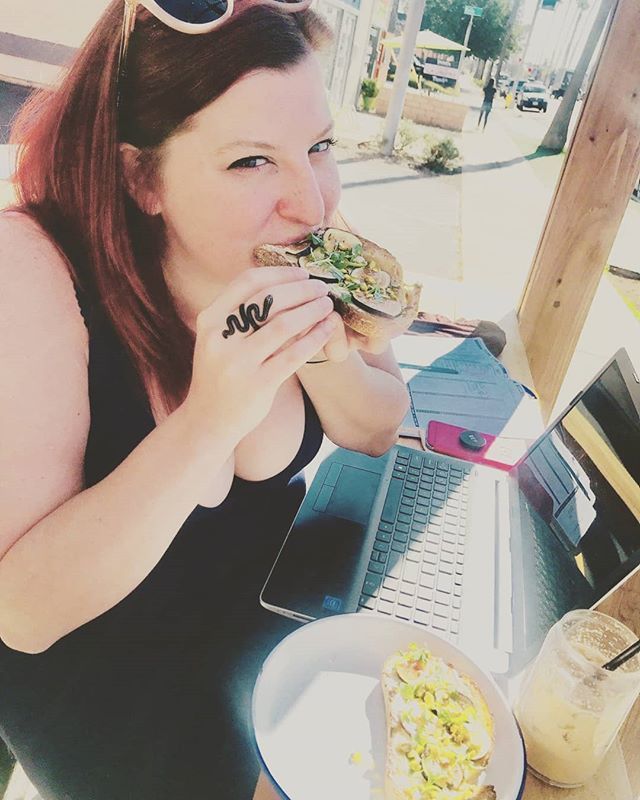 thecannaswift's tweet image. When your working AND eating fig with goat cheese and crushed pistachio toast. You can have it all, kids. You can truly have it all. 📸: @marilynjanexo #workdate #californiadoesntfuckaroundwhenitcomestotoast ift.tt/2QGEwY8