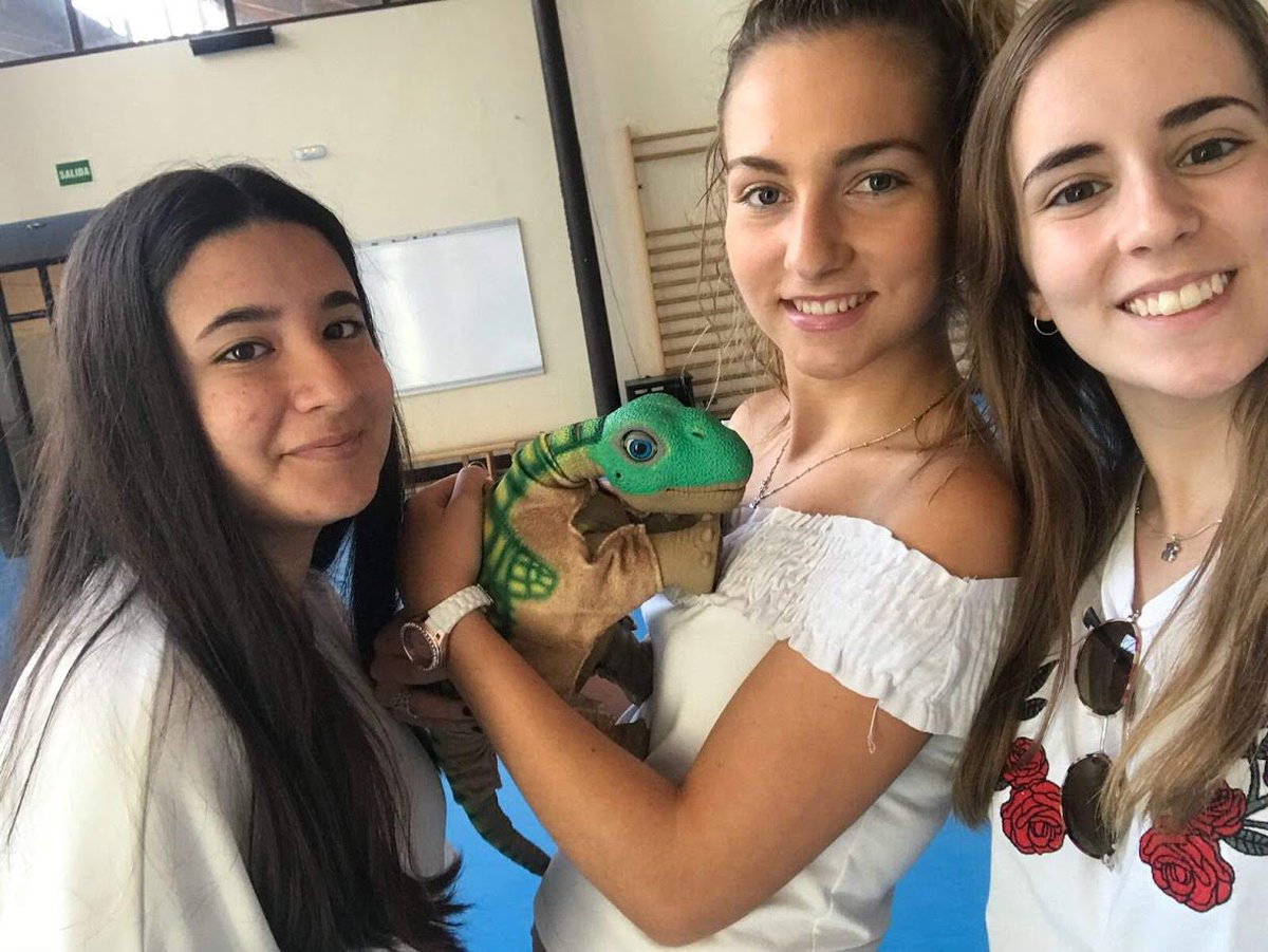 TICE_UCLM's tweet photo. Nuka sería una buena compañera para nuestra mascota de mención #TICEUCLM "DINO" #PLEORB #ForodelaCultura18 https://t.co/JHwykaelHK