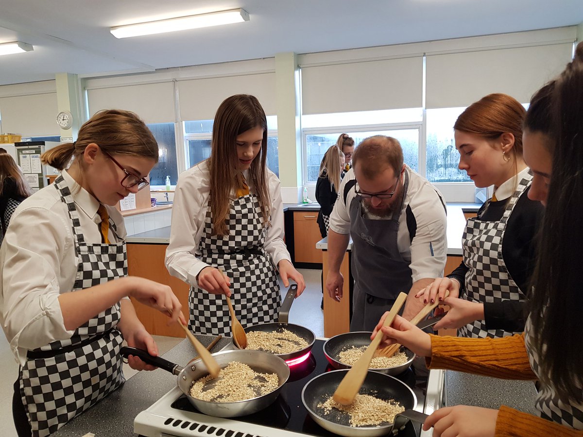 blippingbird's tweet image. Massive thank you to @chefrorylovie for the #cookingsession @craigiehe @craigie_high in #Dundee, #inspiringyoungminds @DYWScot #scotfoodedu #foodforthought @BITCScotland @ailsa_cormie @scottishchefs #chefalliance @slowfoodscot