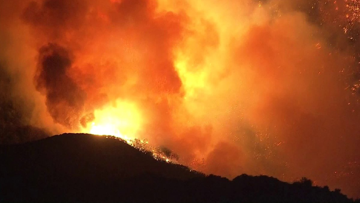 lorimcneeartist's tweet photo. Woolsey Fire burned 83% of Santa Monica Mountains open space park land https://t.co/hRJnPuYpy2 https://t.co/vdNTXvW4sT