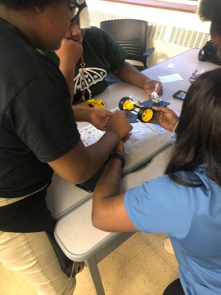 Can you scream,AWESOME!! So SMART girls are building robots with American Airline engineers. #DPVILs #STEM