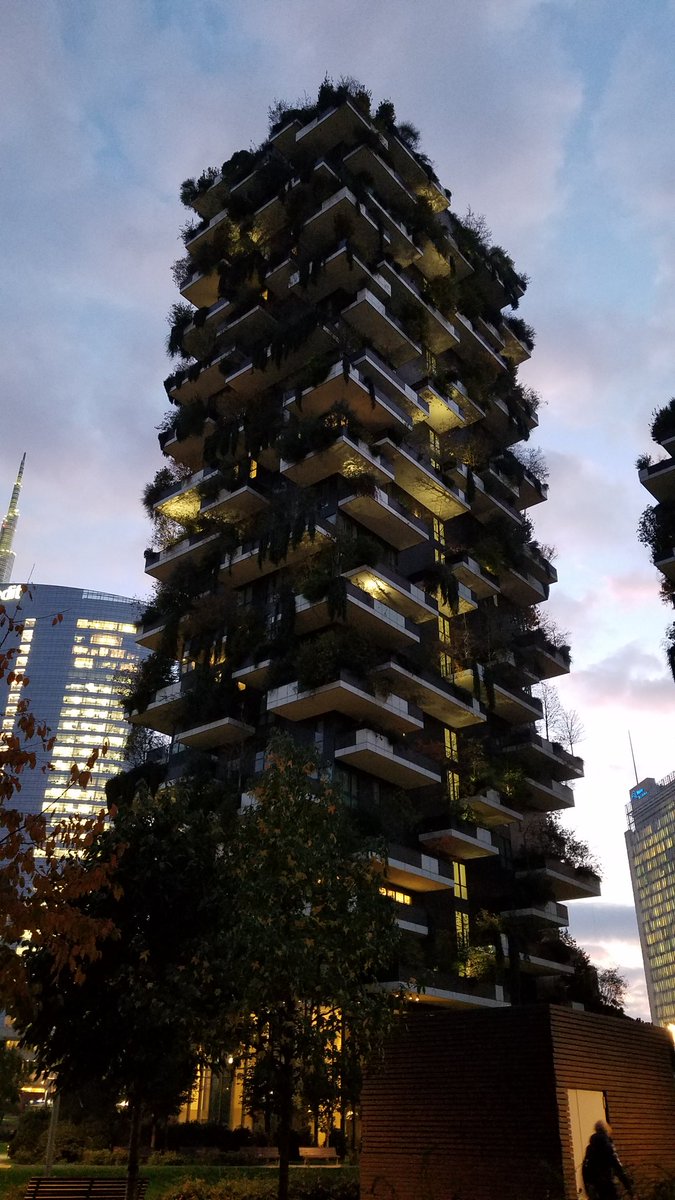 jolezakoka's tweet photo. Oggi per la prima volta ho visto l'opera di @StefanoBoeri e mi sono proprio venute lacrime ai ochi. Una convivenza eccezionale tra natura e tecnologia che noi giovani architetti finora avremmo potuto solo immaginarla.
🌳🏢🌳🌳
#nofilteratall #milano #boeri 👌 https://t.co/tslCOgI2b3