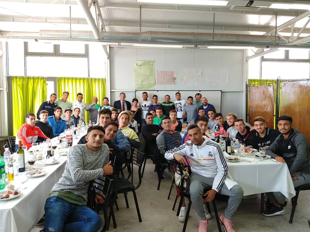 BienestarUNCUYO's tweet photo. 👉El rector de la UNCuyo @ingdanielpizzi compartió un asado en reconocimiento al plantel de fútbol de la Universidad que logró el ascenso a la primera división del fútbol mendocino!! ⚽
#DeportesEsBienestar
#PersonalEsBienestar https://t.co/DOuAcjFBIX