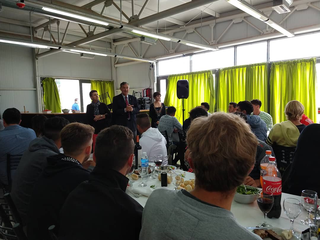 BienestarUNCUYO's tweet photo. 👉El rector de la UNCuyo @ingdanielpizzi compartió un asado en reconocimiento al plantel de fútbol de la Universidad que logró el ascenso a la primera división del fútbol mendocino!! ⚽
#DeportesEsBienestar
#PersonalEsBienestar https://t.co/DOuAcjFBIX