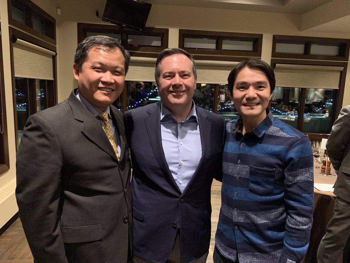 jasonluan88's tweet image. Building trades w/ China was another hit for last night’s discussion, inspired by Mr. Liang Du &amp;amp; Mr. Guochuang Chen, 2 famous Chinese artists stars. A TV serial “Chinese in Rocky Mountain” will be in production next year to create jobs here &amp;amp; attract millions of Chn. tourists.