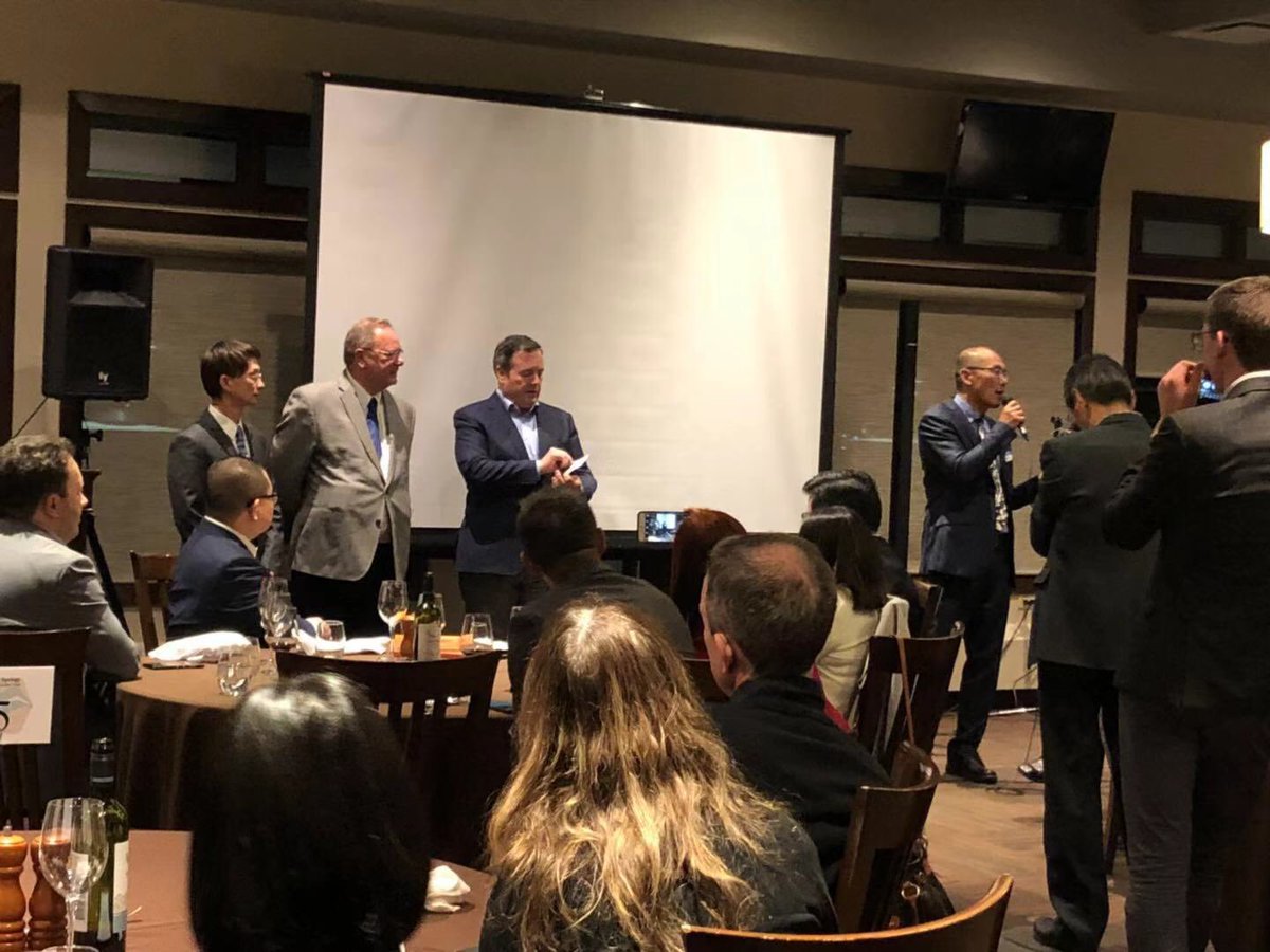 jasonluan88's tweet image. Building trades w/ China was another hit for last night’s discussion, inspired by Mr. Liang Du &amp;amp; Mr. Guochuang Chen, 2 famous Chinese artists stars. A TV serial “Chinese in Rocky Mountain” will be in production next year to create jobs here &amp;amp; attract millions of Chn. tourists.