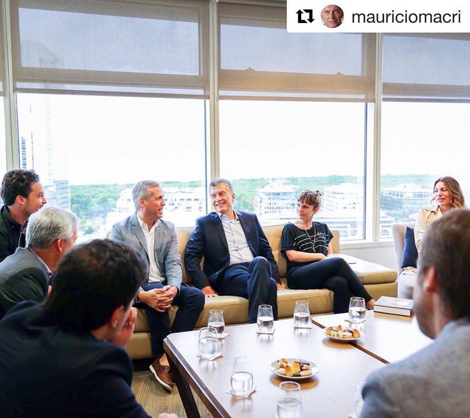 La diseñadora pilarense <a href="/agostinabianchi/">Agostina Bianchi</a> (der.) desayunó con <a href="/mauriciomacri/">Mauricio Macri</a> y un grupo de emprendedores de PyMEs exportadoras y otras próximas a exportar.