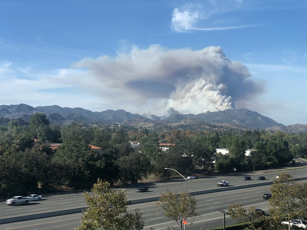 ScarletLark's tweet photo. This morning, view from work #TVvsIRL #WoolseyFire https://t.co/MSkfwsiE7t