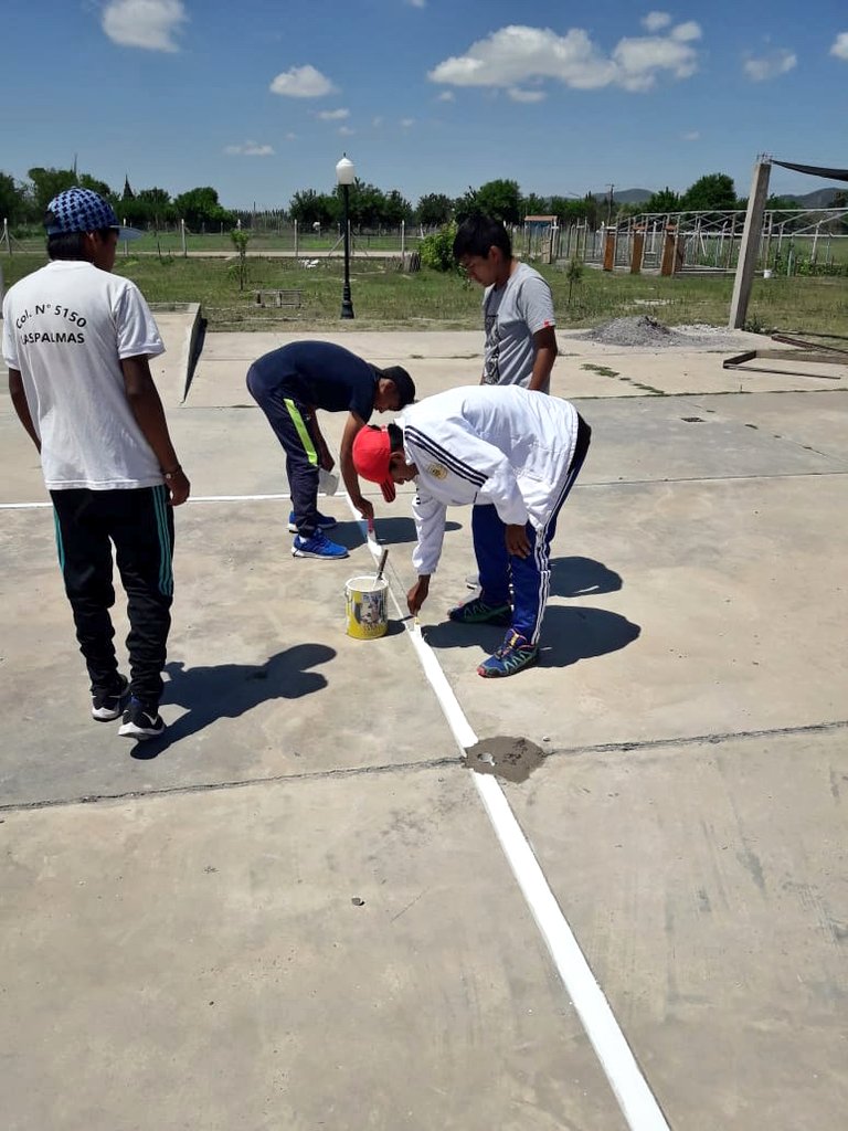 Daiana1715's tweet photo. Resignificando los espacios #TallerDeDeporte #ESA #LasPalmas5150 Pintada de cancha Fútbol Tenis #DeporteAlternativo #TrabajoEnEquipo #CPPSSaltaEnAcción @aniberruezo @MartaMariaMerlo @fguillesaavedra @AlancayDel @larubita70 https://t.co/S9Xq7cXyYL