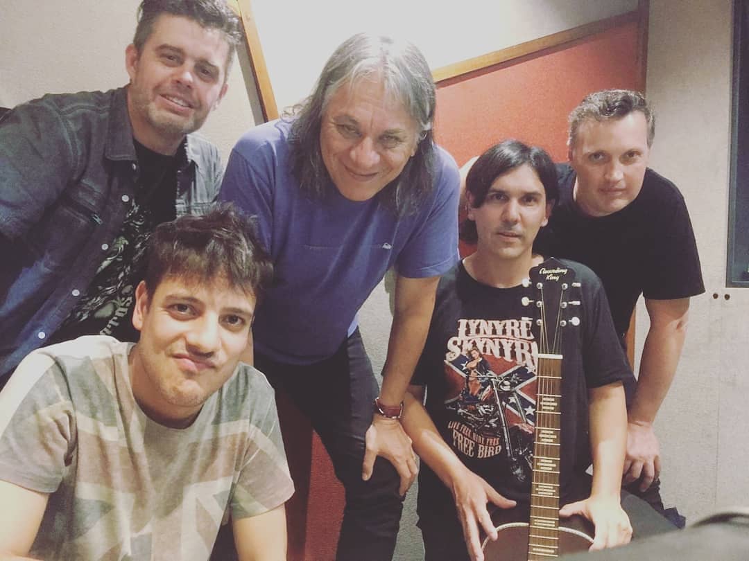 funcircus_rock's tweet photo. Anoche pasábamos los #Funcircus por el programa #Costumbres con nuestro querido amigo @alemancostumbres por la @102.3masquemusica https://t.co/KY56lAHDJN